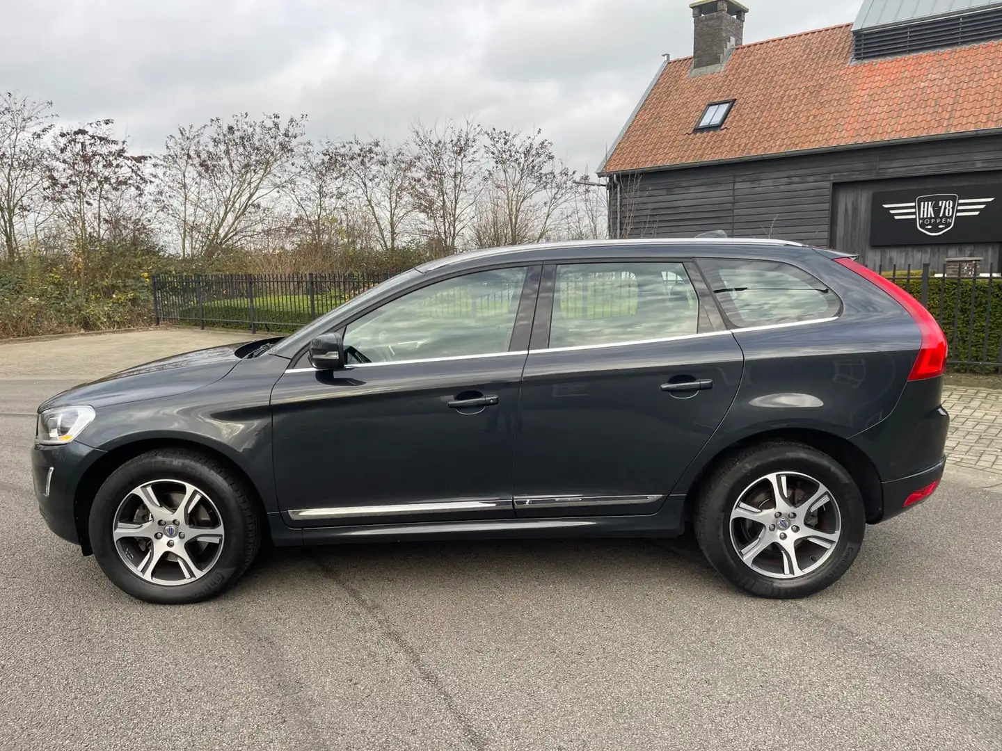 Volvo XC60 2.0 T5 FWD 245PK SUMMUM LEER NAVI TREKHAAK 127000K Grau - 2