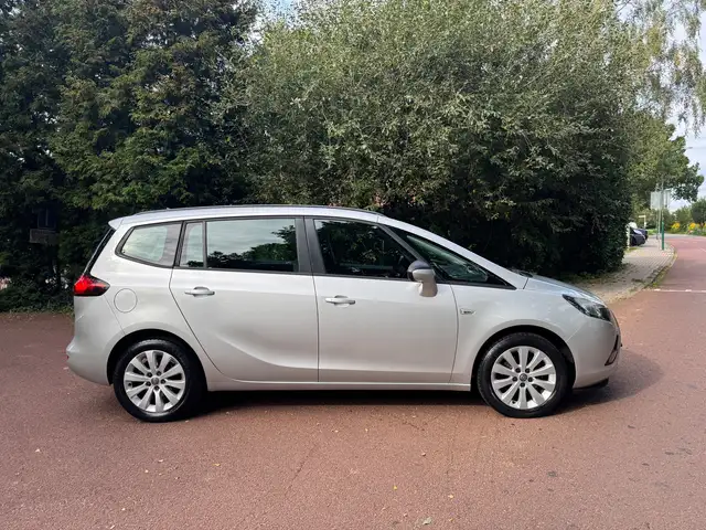 Opel Zafira Tourer view 4