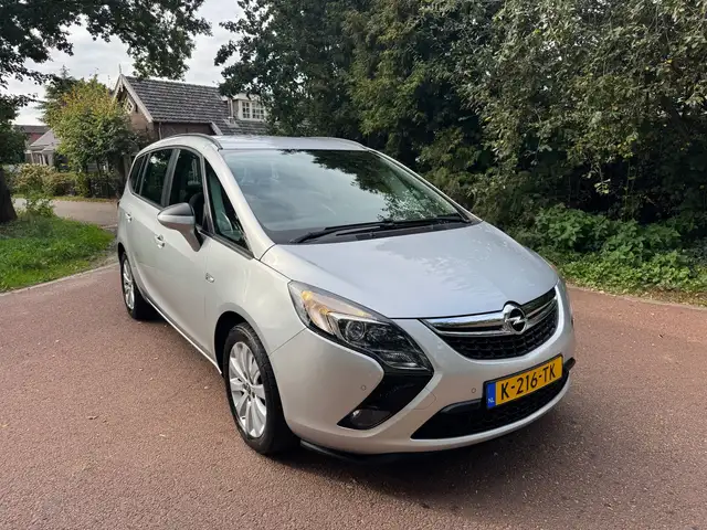 Opel Zafira Tourer view 3