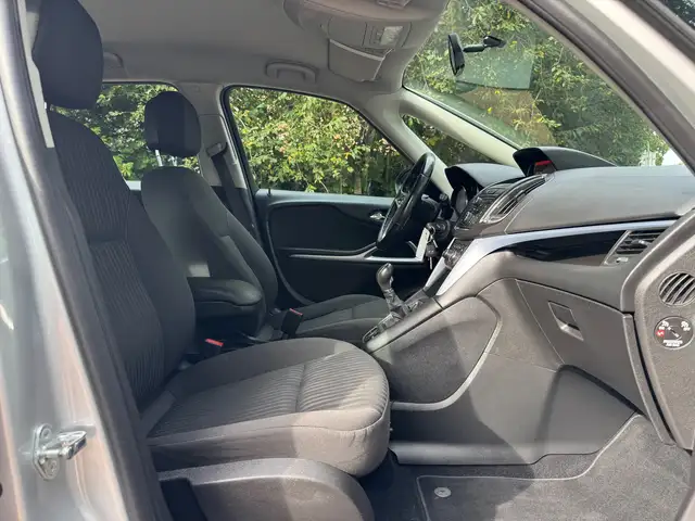 Opel Zafira Tourer view 17