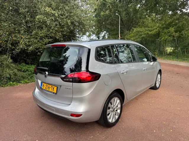 Opel Zafira Tourer view 5