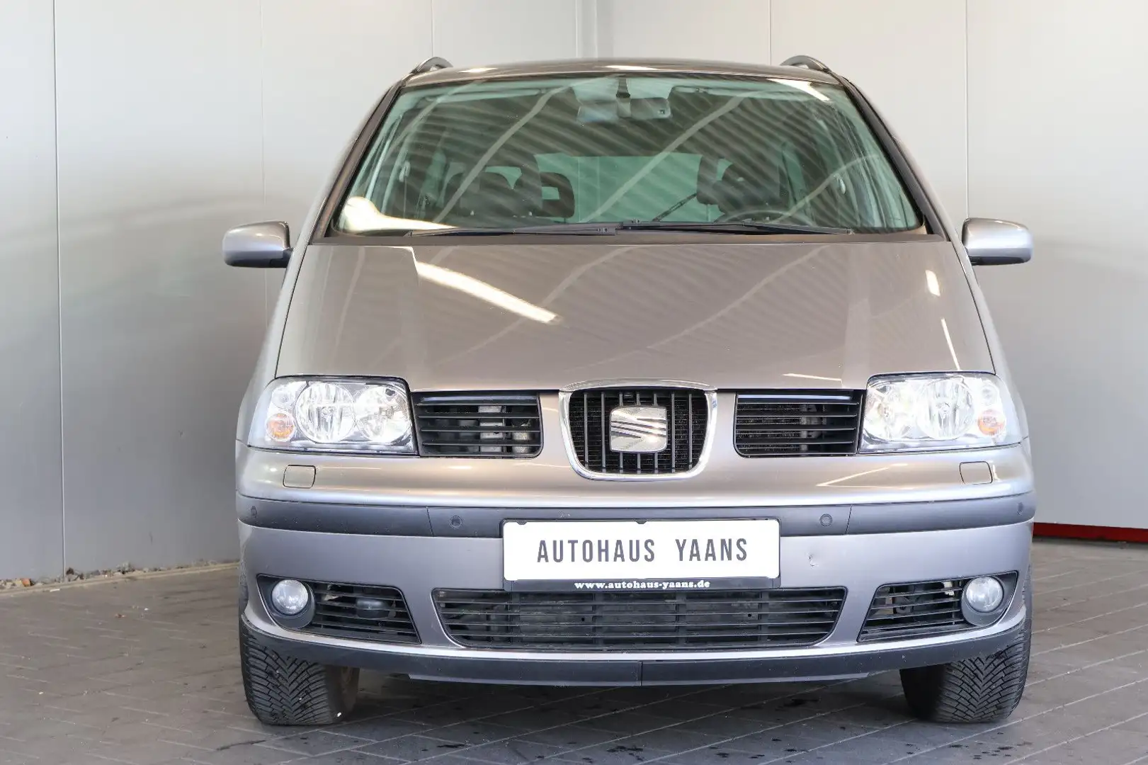 SEAT Alhambra 2.0 Vigo TEMPOMAT+PDC+6 SITZE+AHK Grau - 2