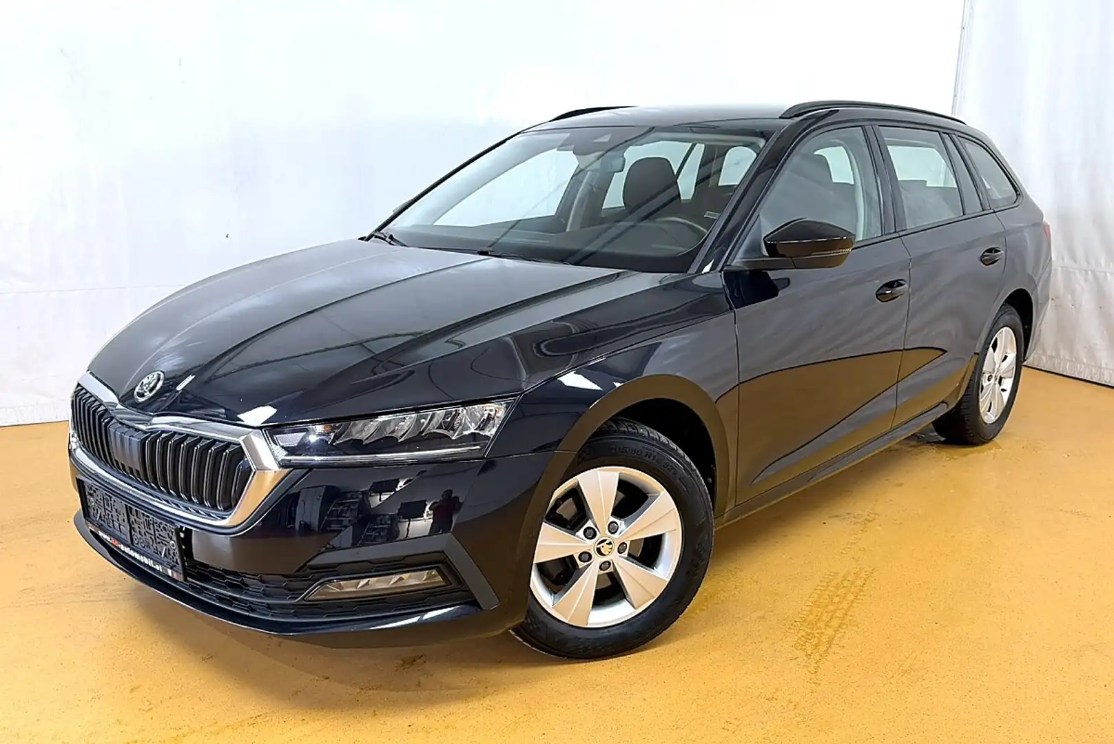Skoda Octavia 2.0 TDI DPF Ambition Schwarz - 1