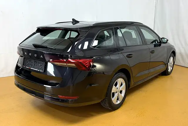 Skoda Octavia view 3