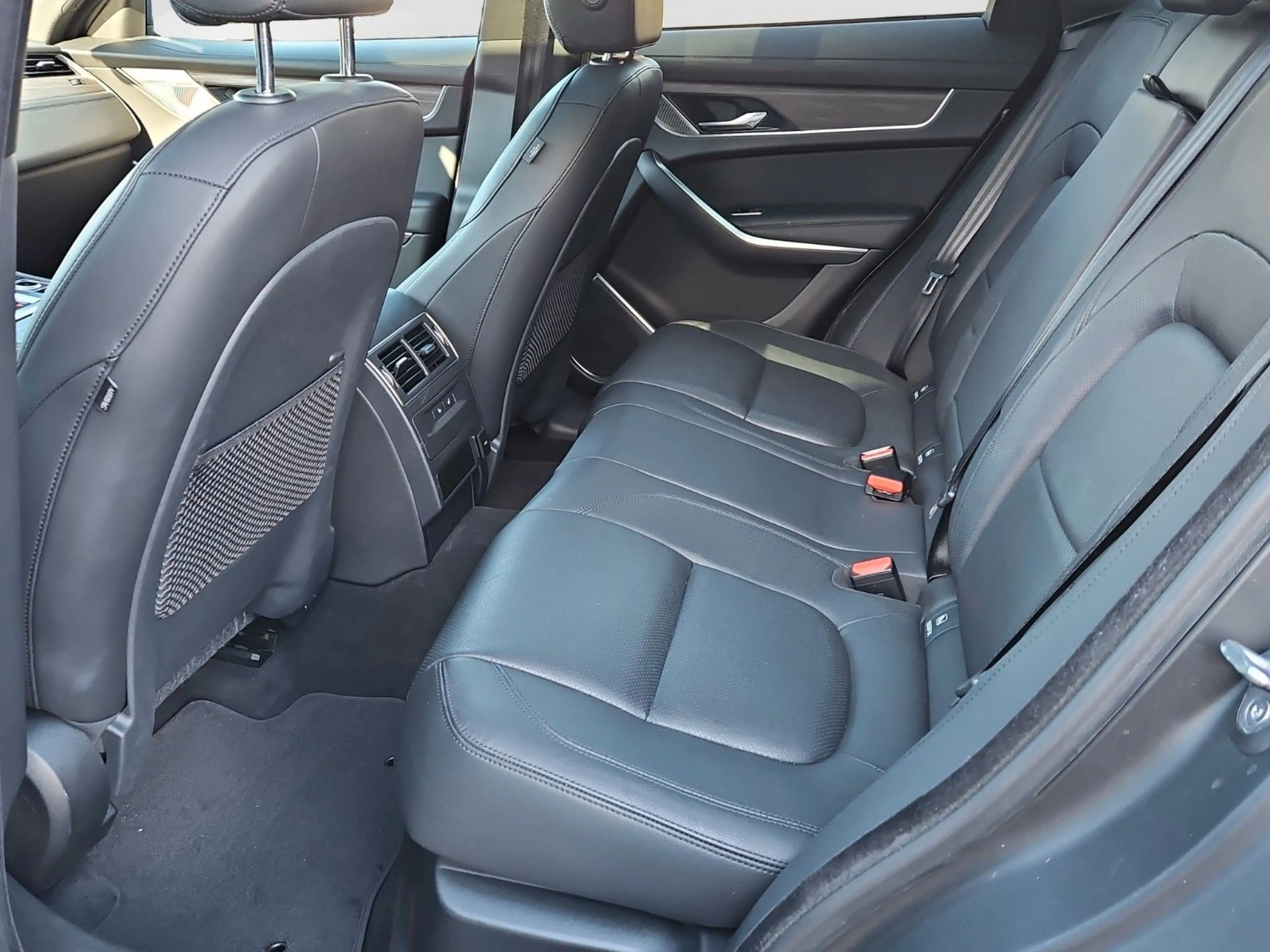 Jaguar F-Pace D300 Mild-Hybrid — photo 12