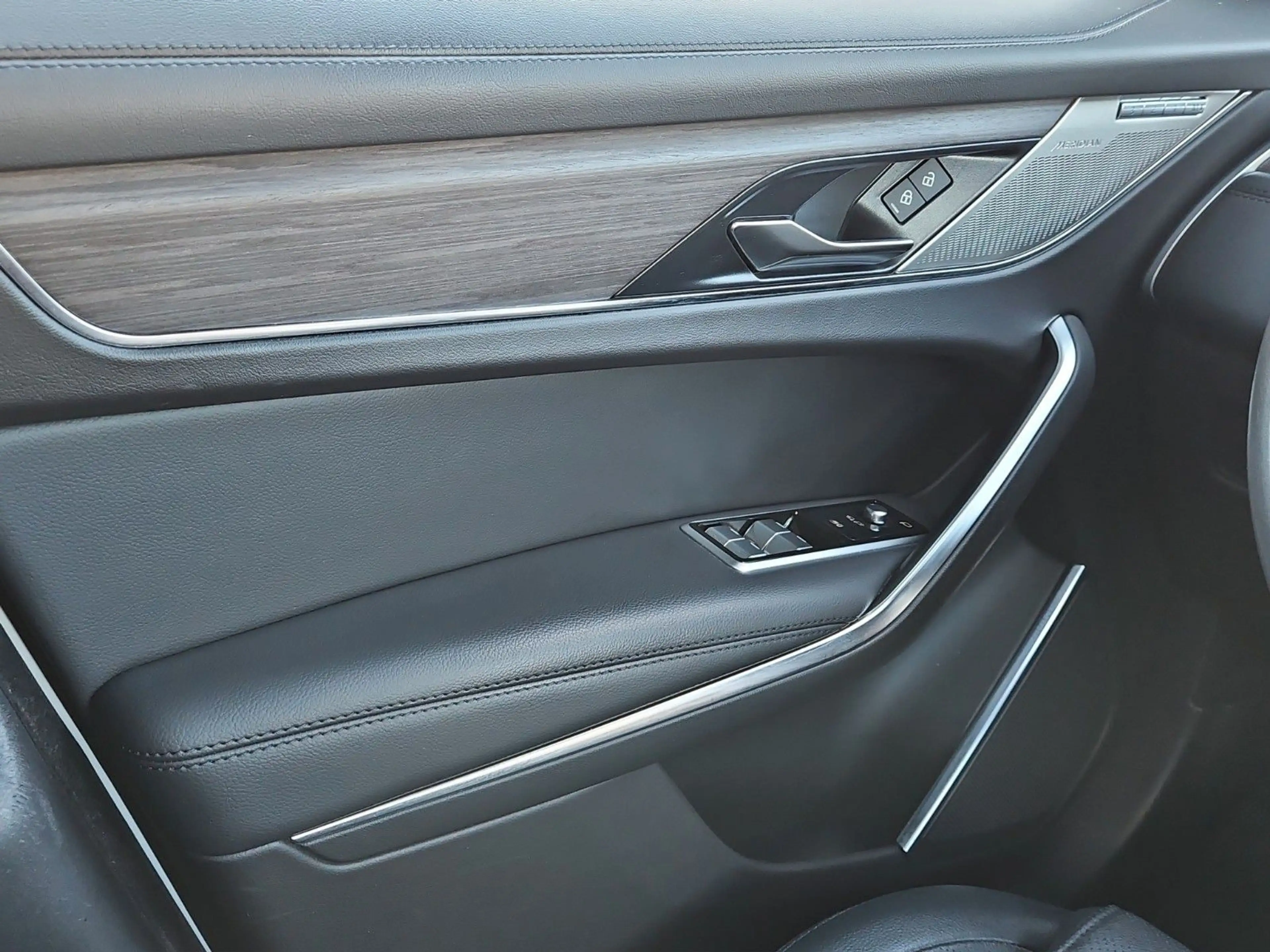 Jaguar F-Pace D300 Mild-Hybrid — photo 15