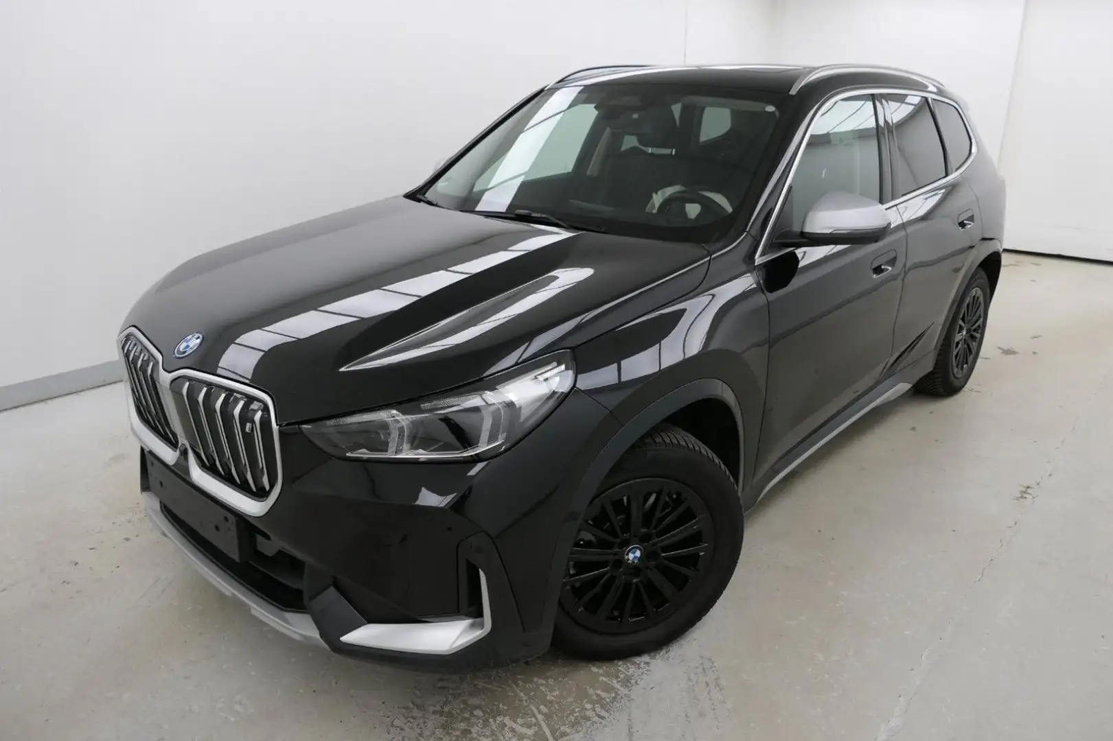 BMW iX1 30 xDrive xLine 360° ACC AHK Pano LRHZ H/K Noir - 1