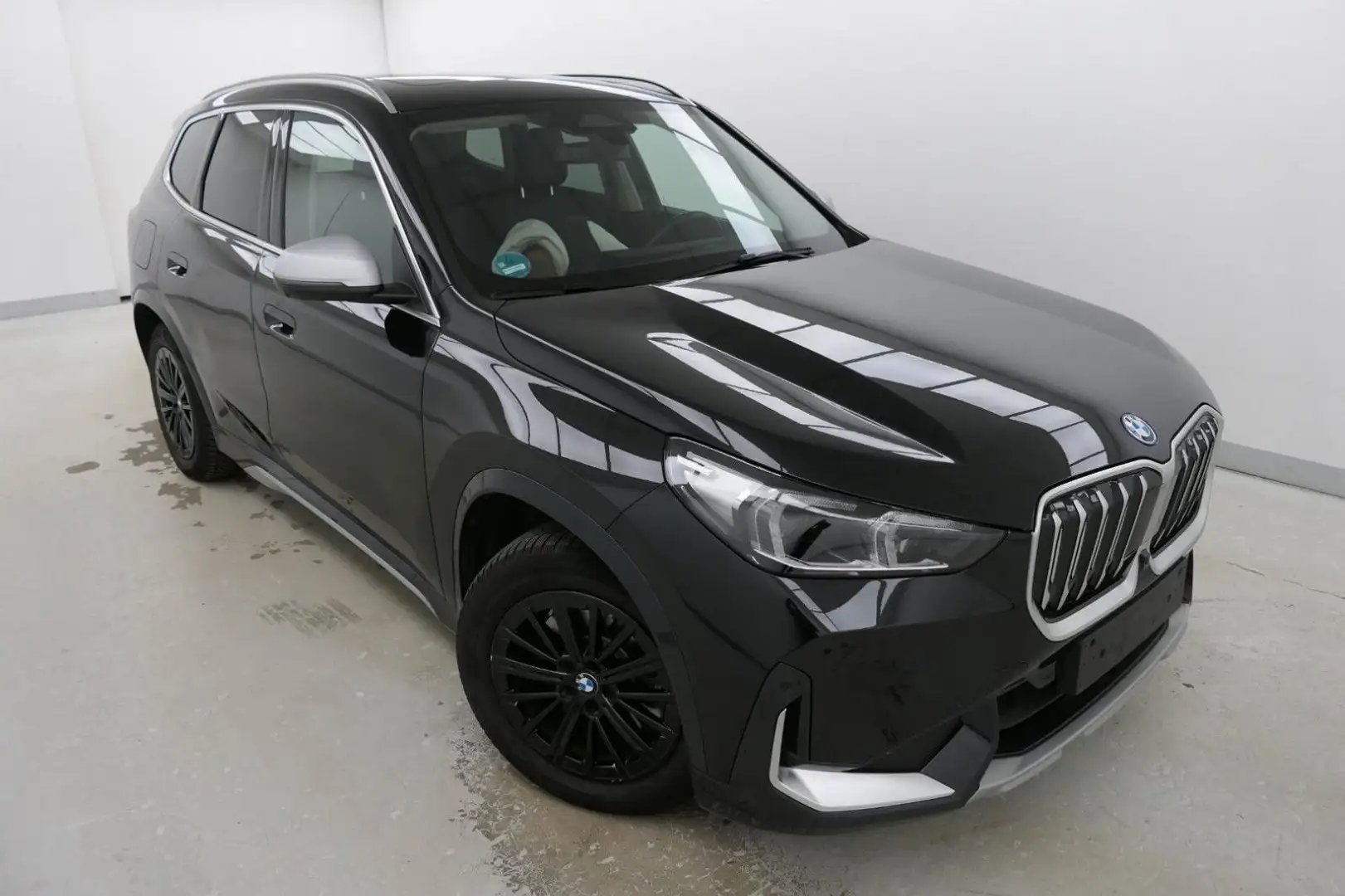 BMW iX1 30 xDrive xLine 360° ACC AHK Pano LRHZ H/K Noir - 2