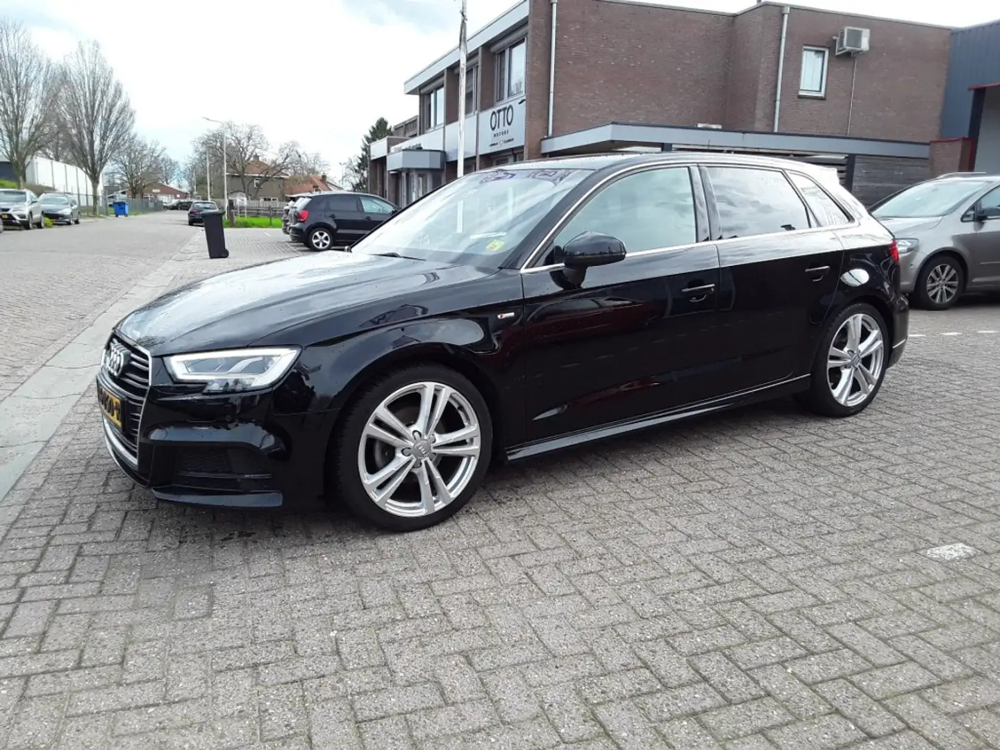 Audi A3 SPORTBACK ACT 1.5 TFSI CoD SPORT S-LINE EDITION / Zwart - 2