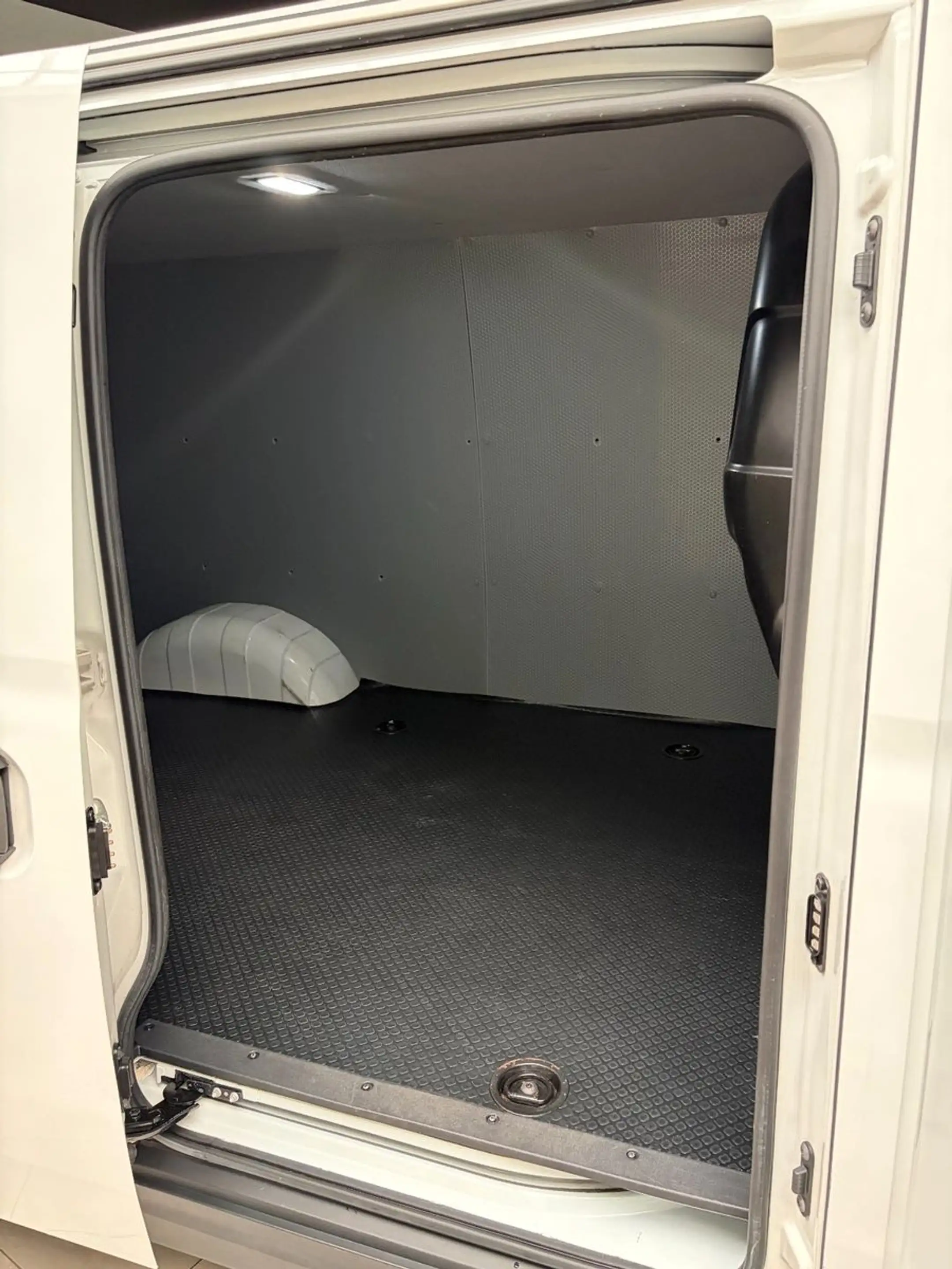 Maxus eDeliver 3 Kasten L1H1/KAMERA/SHZ/PDC — photo 10