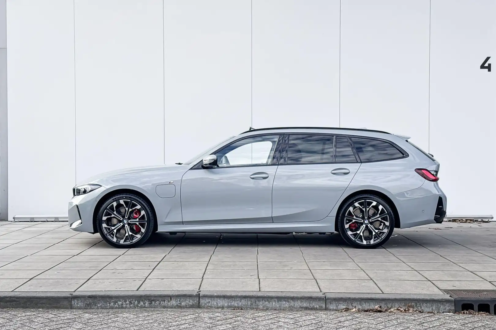 BMW 330 3 Serie Touring 330e | M Sport Pro | Innovation Pa Grijs - 2