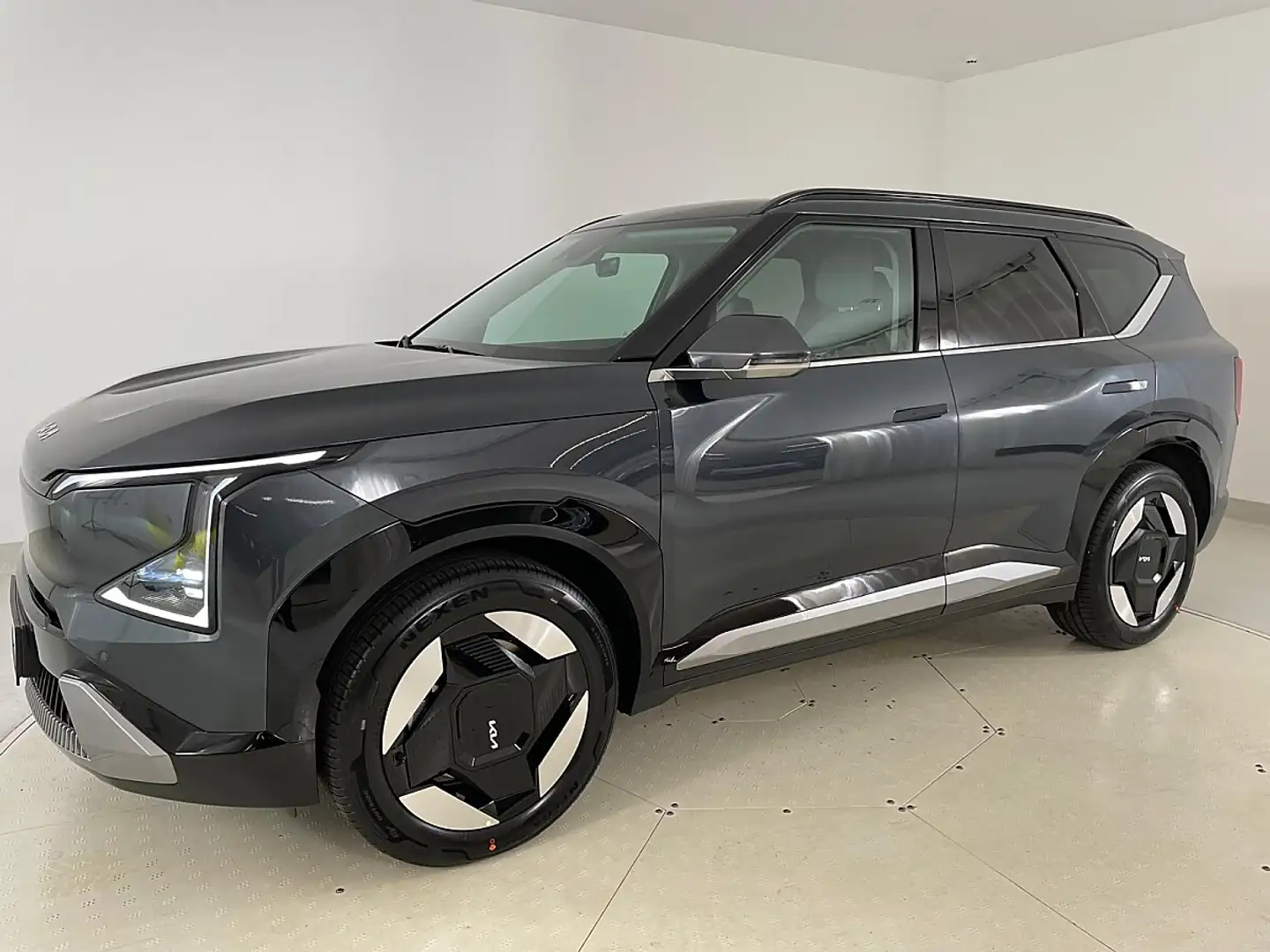 Kia EV5 /1ST EDITION/81,4KWH/AT/FWD/216/MY26 Grau - 2