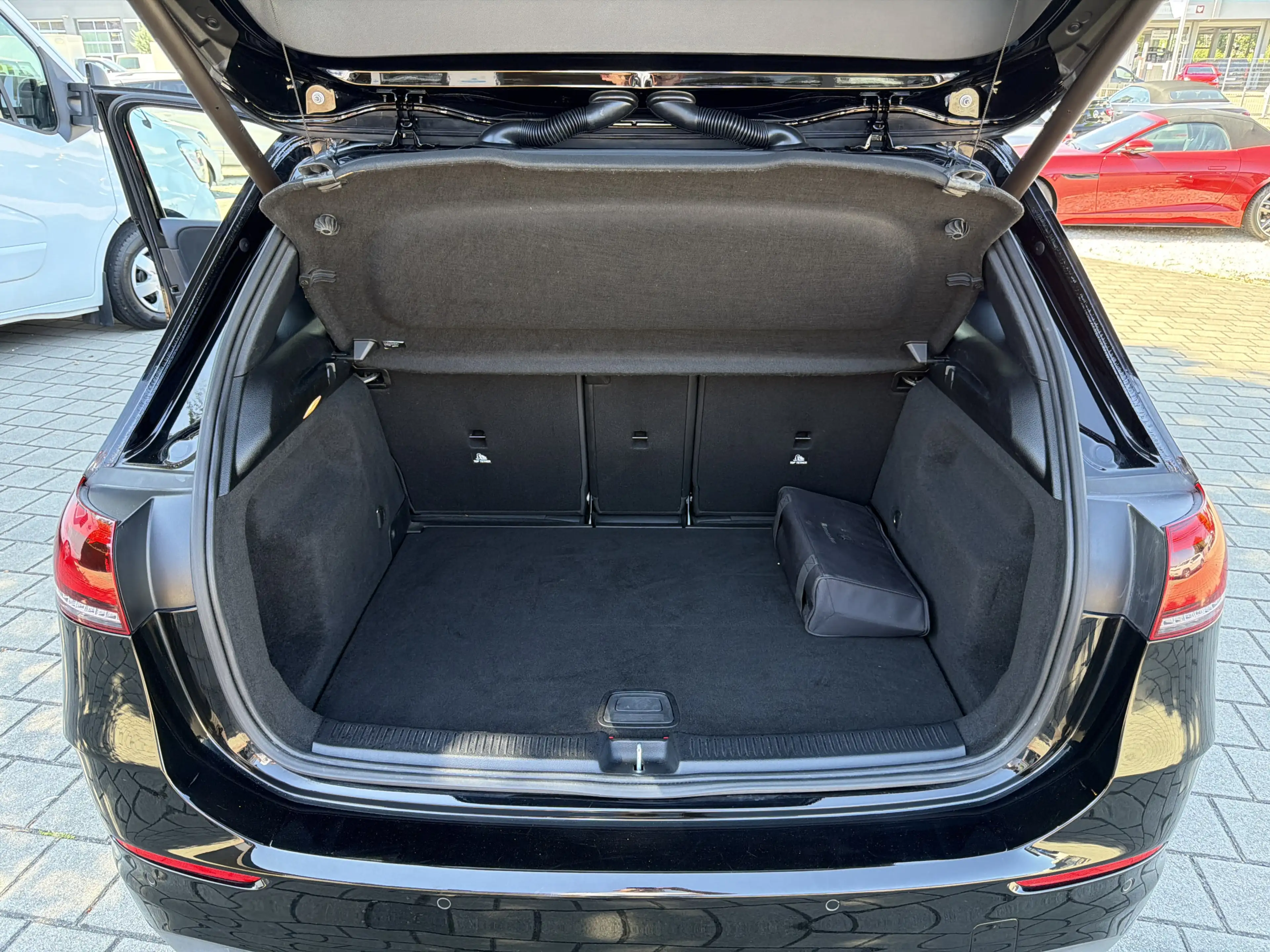 Mercedes-Benz B 250 e Edition 2020 AMG Line Panorama LED Night — photo 13