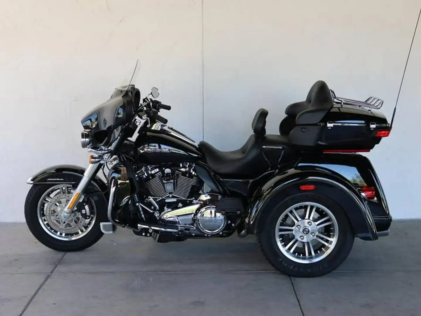 Harley-Davidson Tri Glide Ultra 114 Чорний - 1