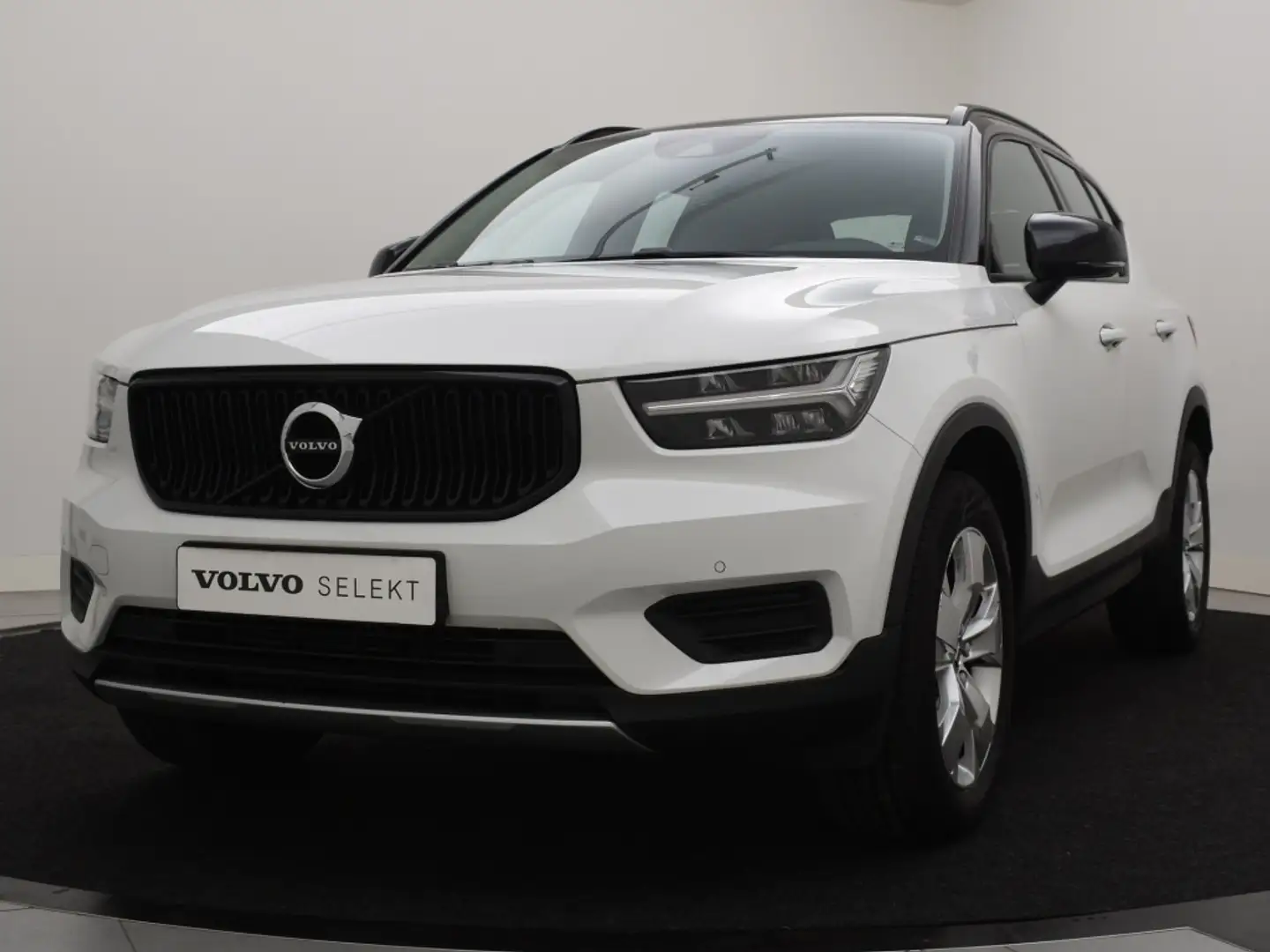 Volvo XC40 T2 AUT(8) MOMENTUM+ ACC BLIS KEYLESS NAVI CAMERA Blanc - 2