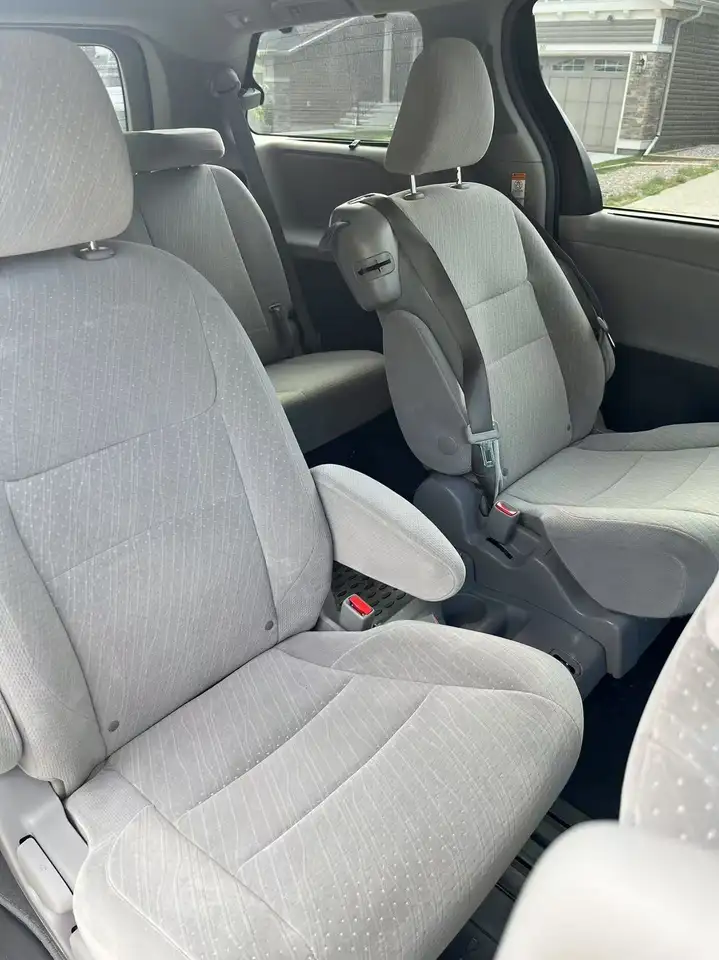 Toyota Sienna снимка Toyota Sienna
