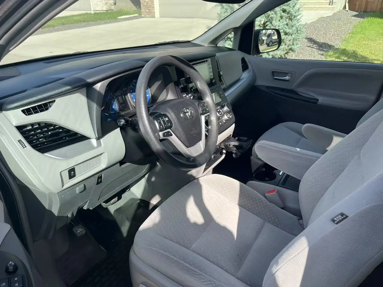 Toyota Sienna снимка Toyota Sienna