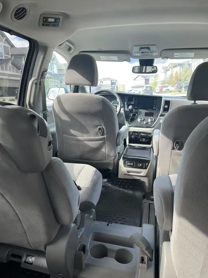 Toyota Sienna снимка Toyota Sienna