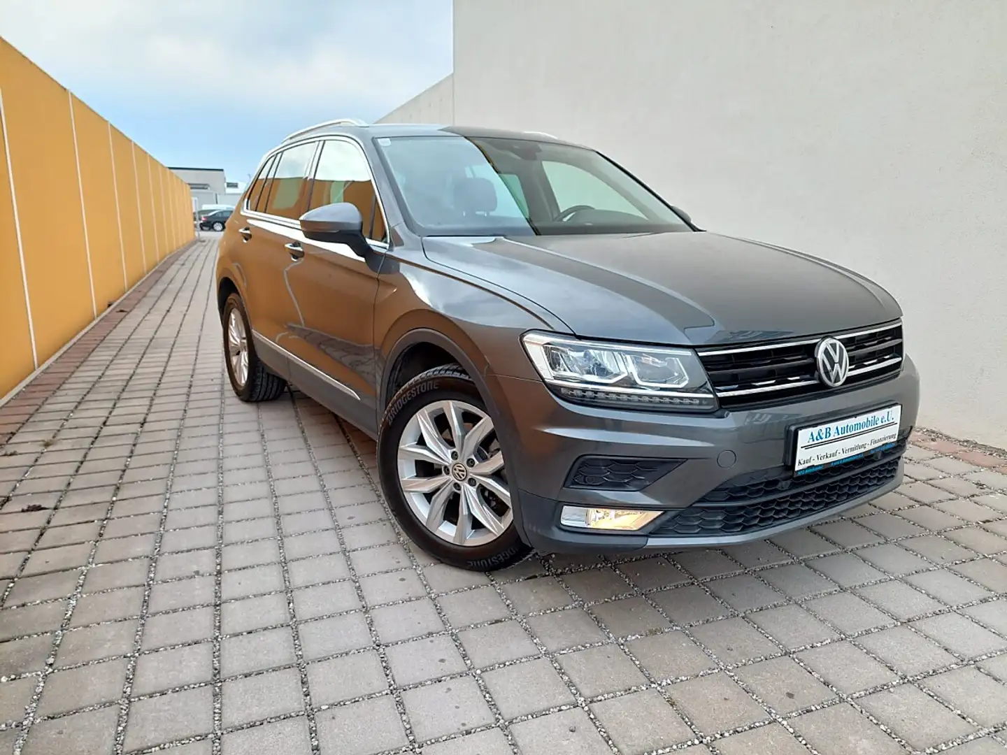 Volkswagen Tiguan 2,0 TDI SCR Comfortline Finanzierung möglich Grau - 1