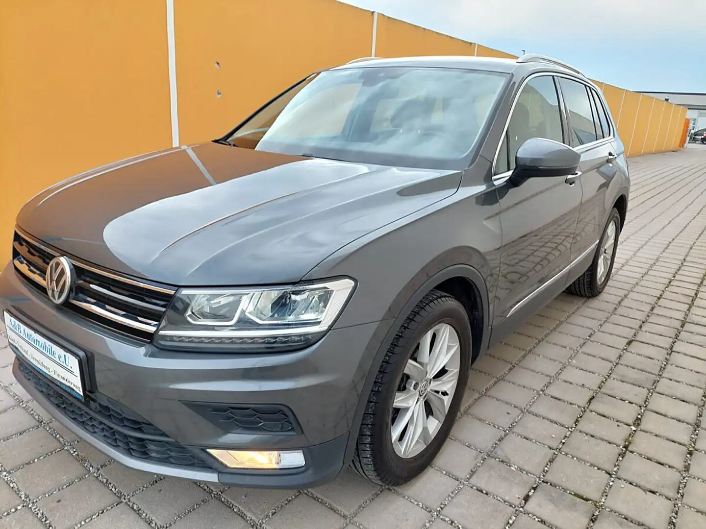 Volkswagen Tiguan 2,0 TDI SCR Comfortline Finanzierung möglich Grau - 2