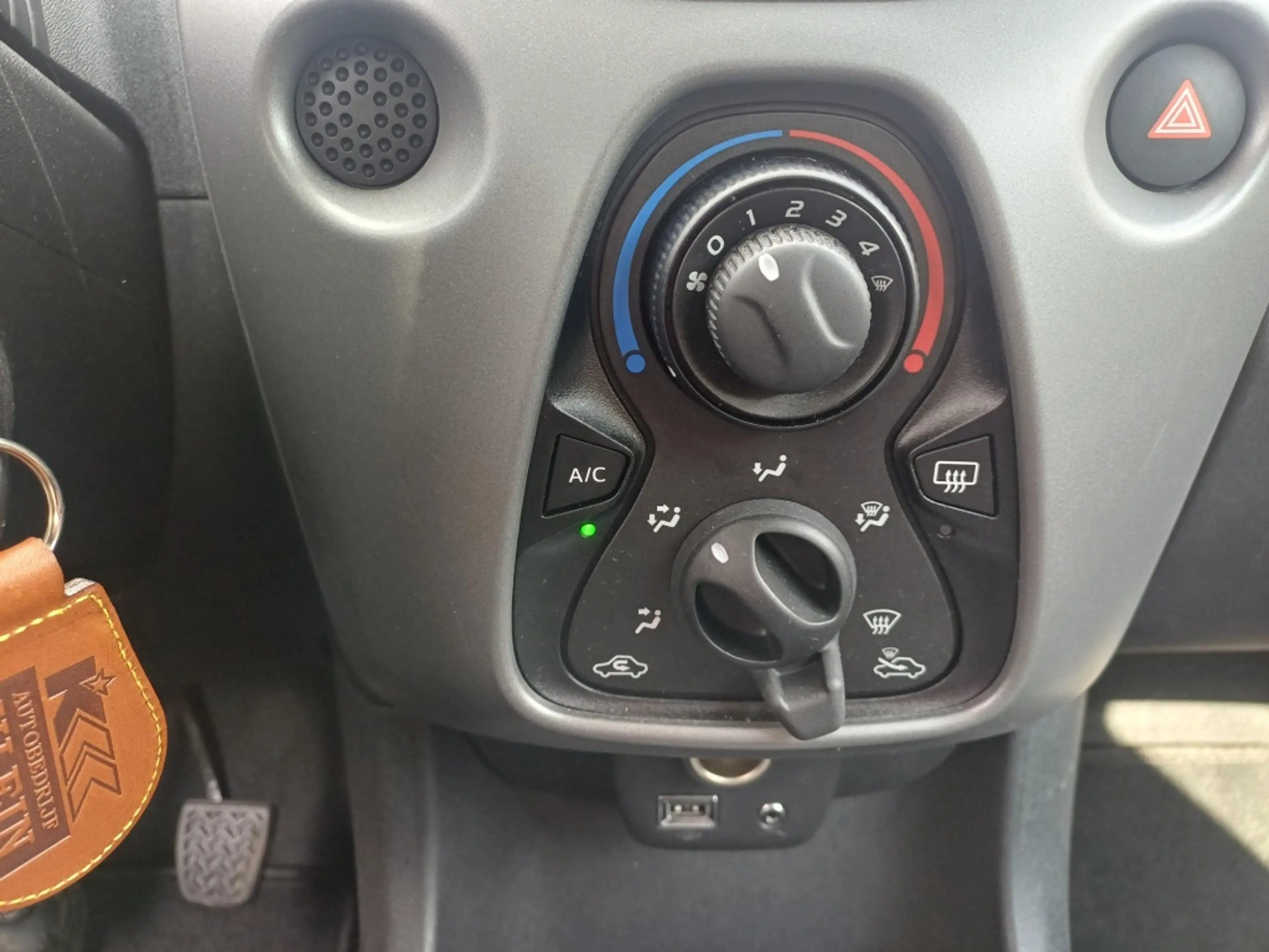 Toyota Aygo 1.0 VVT-i x-play — photo 11