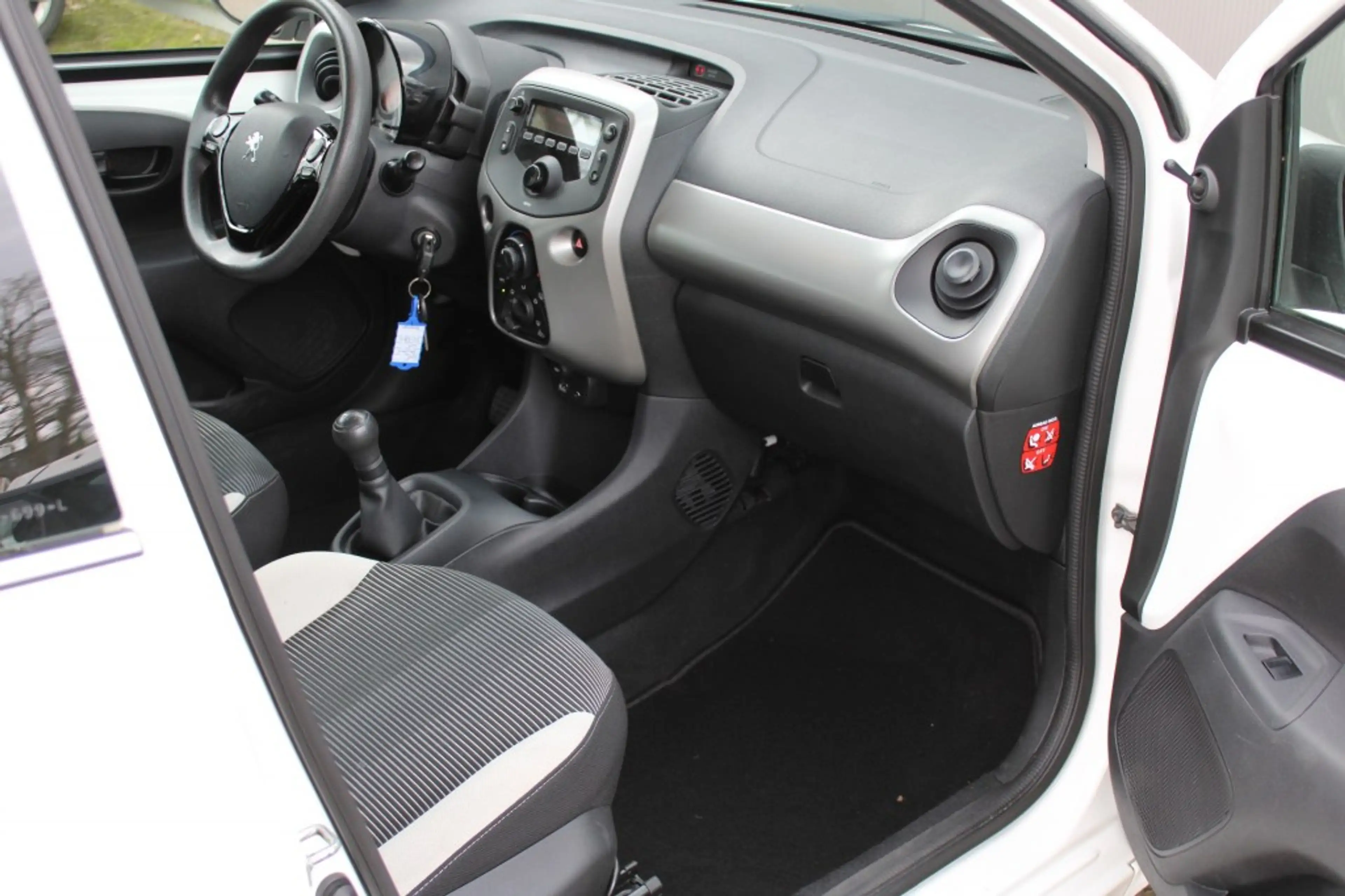 Peugeot 108 - — photo 10