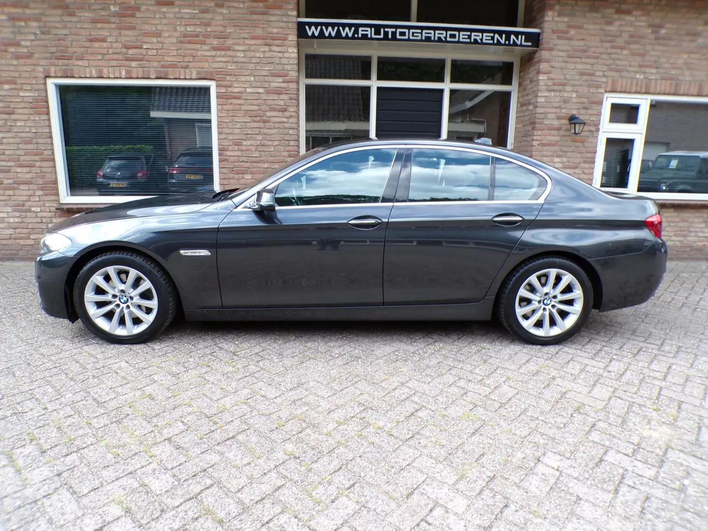 BMW 520 5-serie 520i Luxury Edition Automaat / Leder / Nav Grau - 2