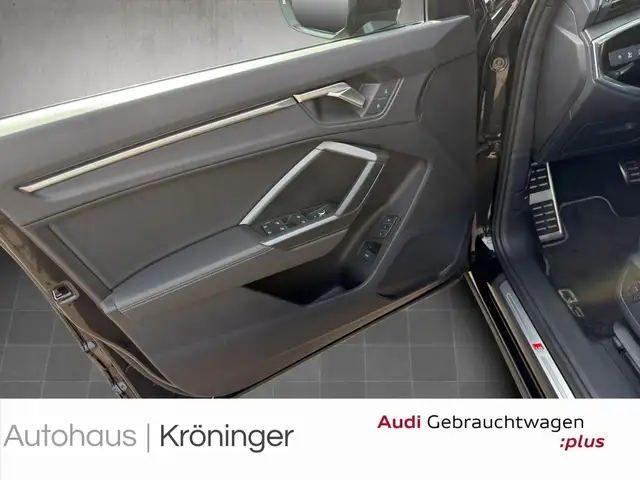 Audi Q3 view 8