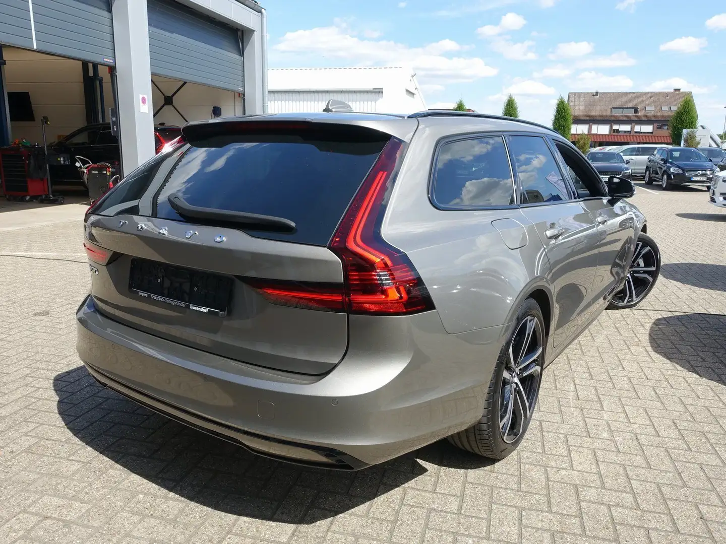 Volvo V90 T6 AWD Recharge R-Design/Kamera/AHK/H&K/BLS Grau - 2