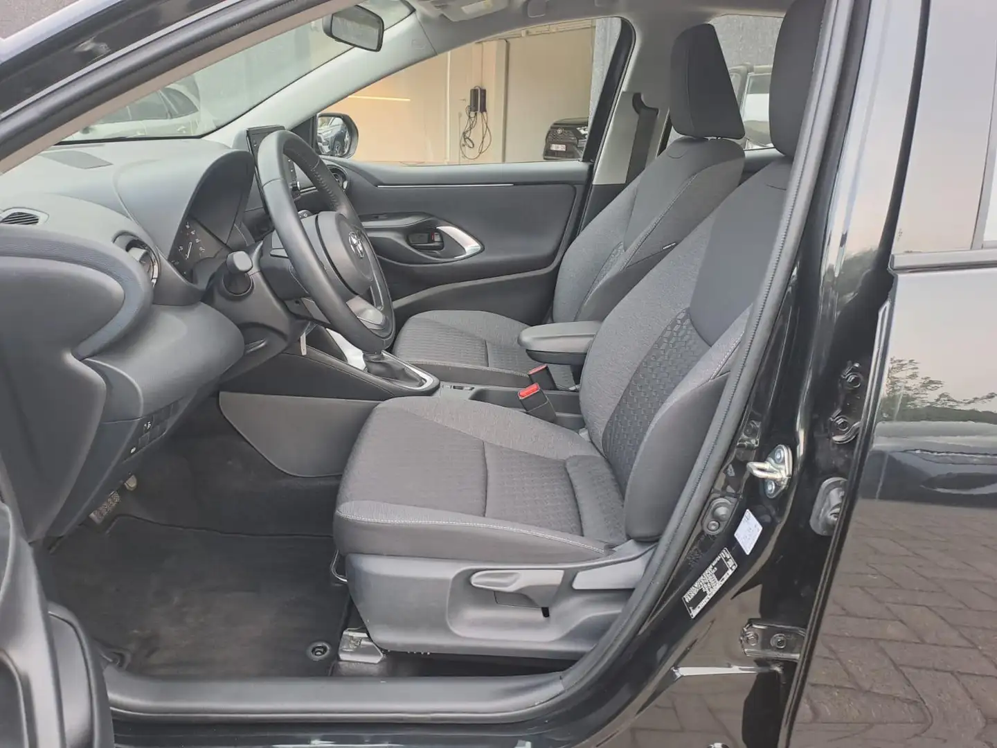Toyota Yaris 1.5 VVT-i Hybrid 85kW Dynamic e-CVT - 2