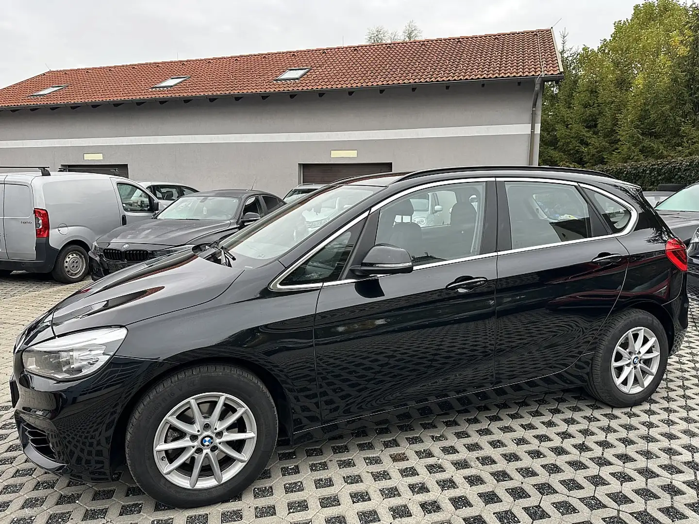 BMW 218 d Active Tourer Advantage Aut. Schwarz - 2
