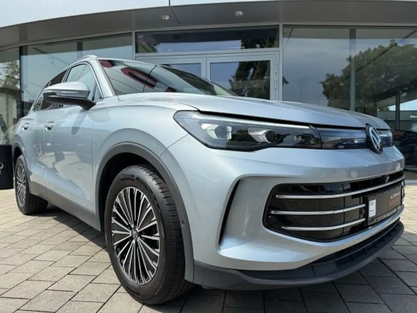 Volkswagen Tiguan Elegance 1.5 eTSI DSG ACC IQ.Light 360° K Silber - 2