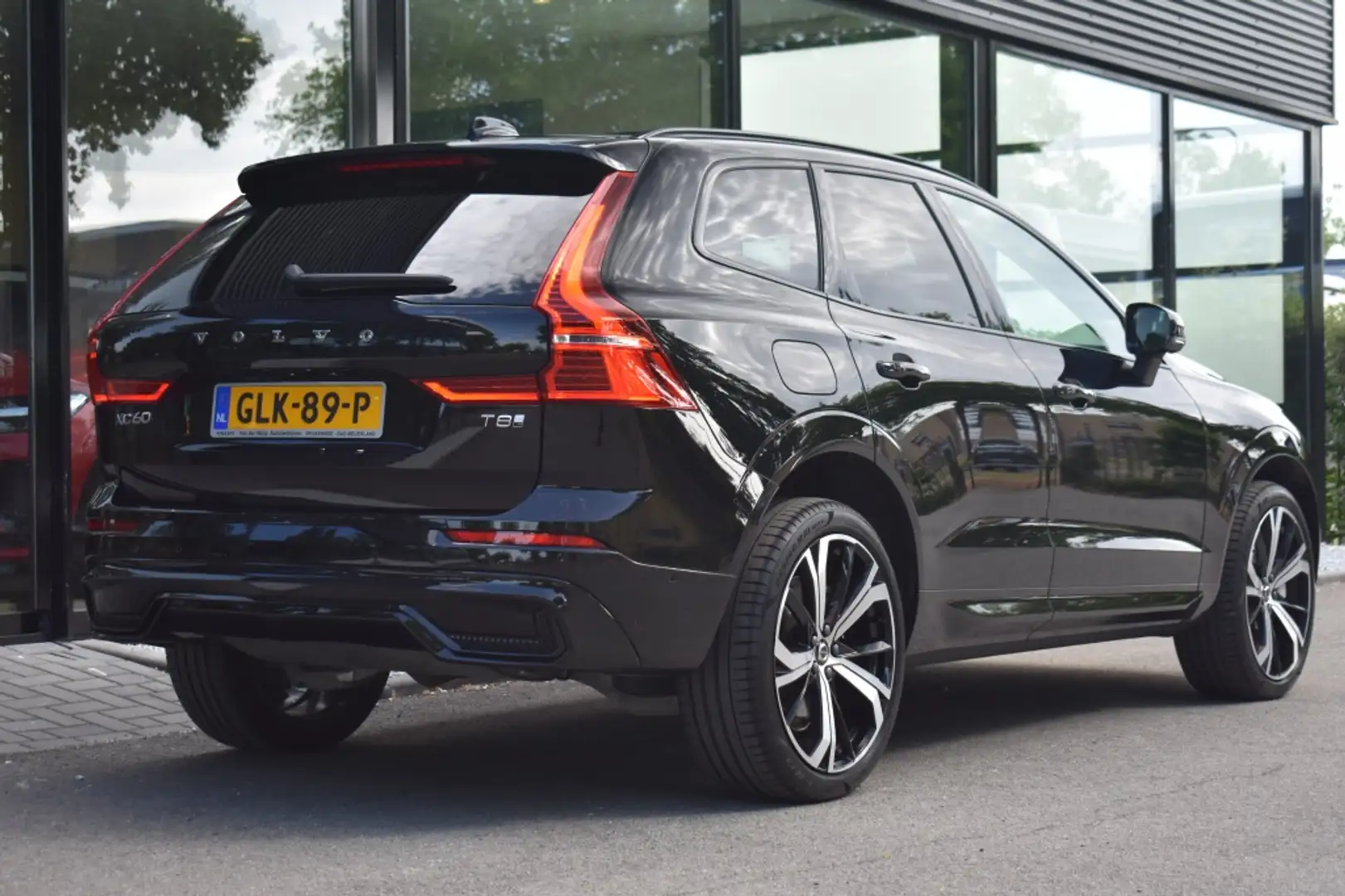 Volvo XC60 T8 455Pk AWD Ultra Dark | Luchtvering | Trekhaak | Zwart - 2