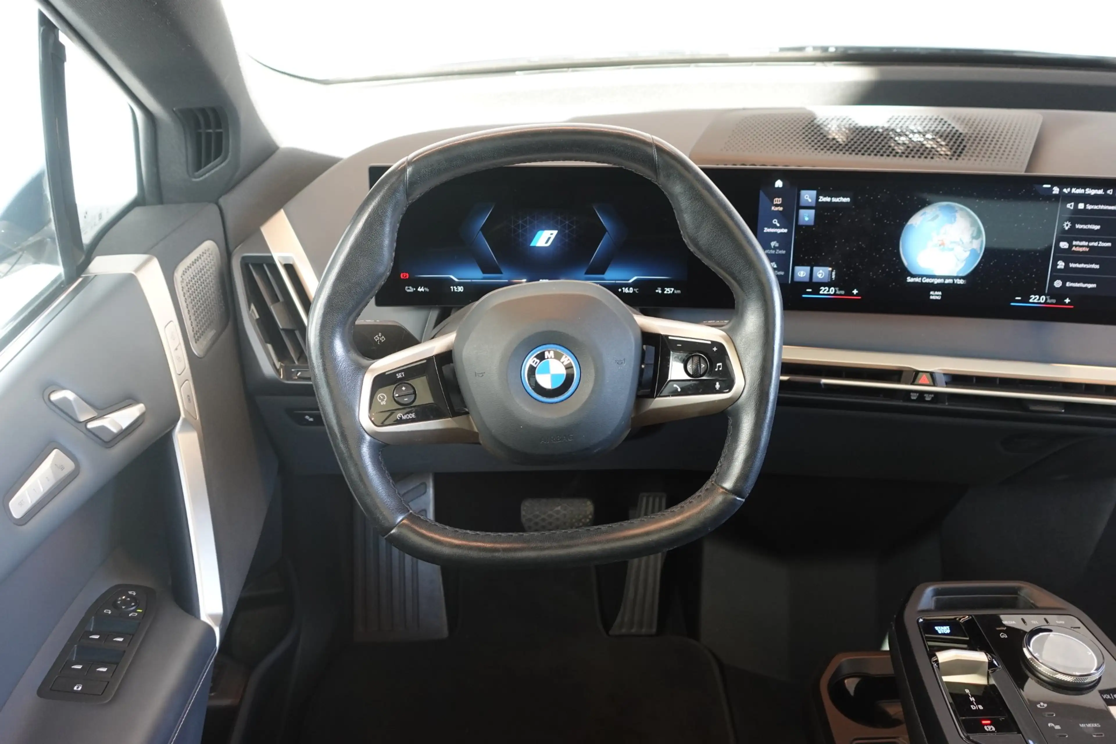 BMW iX M60 I20 — photo 12