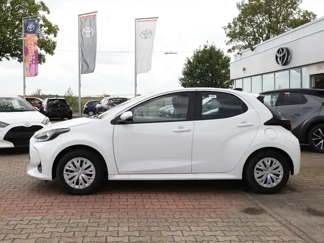 Toyota Yaris view 3