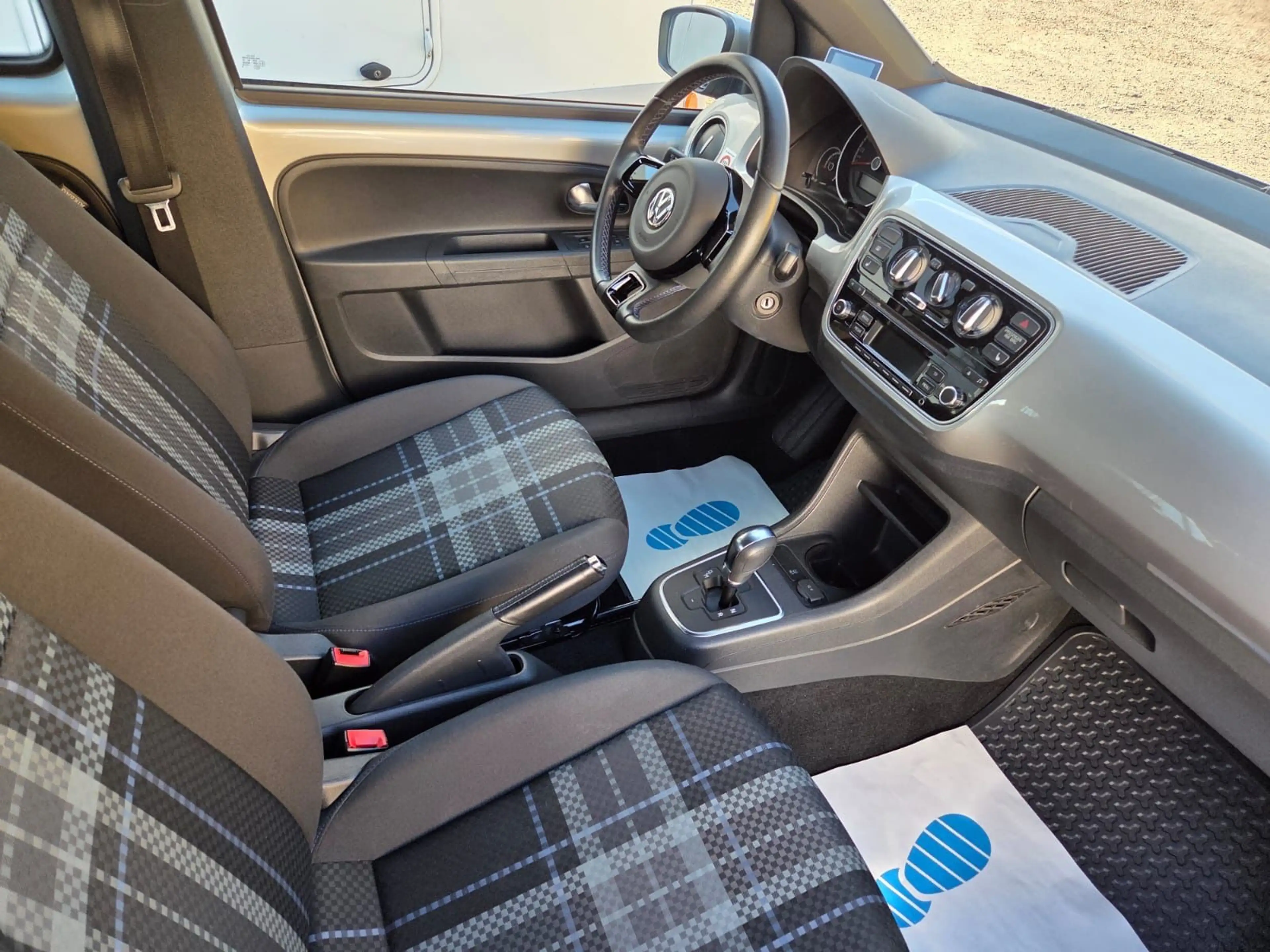 Volkswagen up! "club",  4-trg., nur 20Tkm,  75 PS, TüV NEU — photo 11