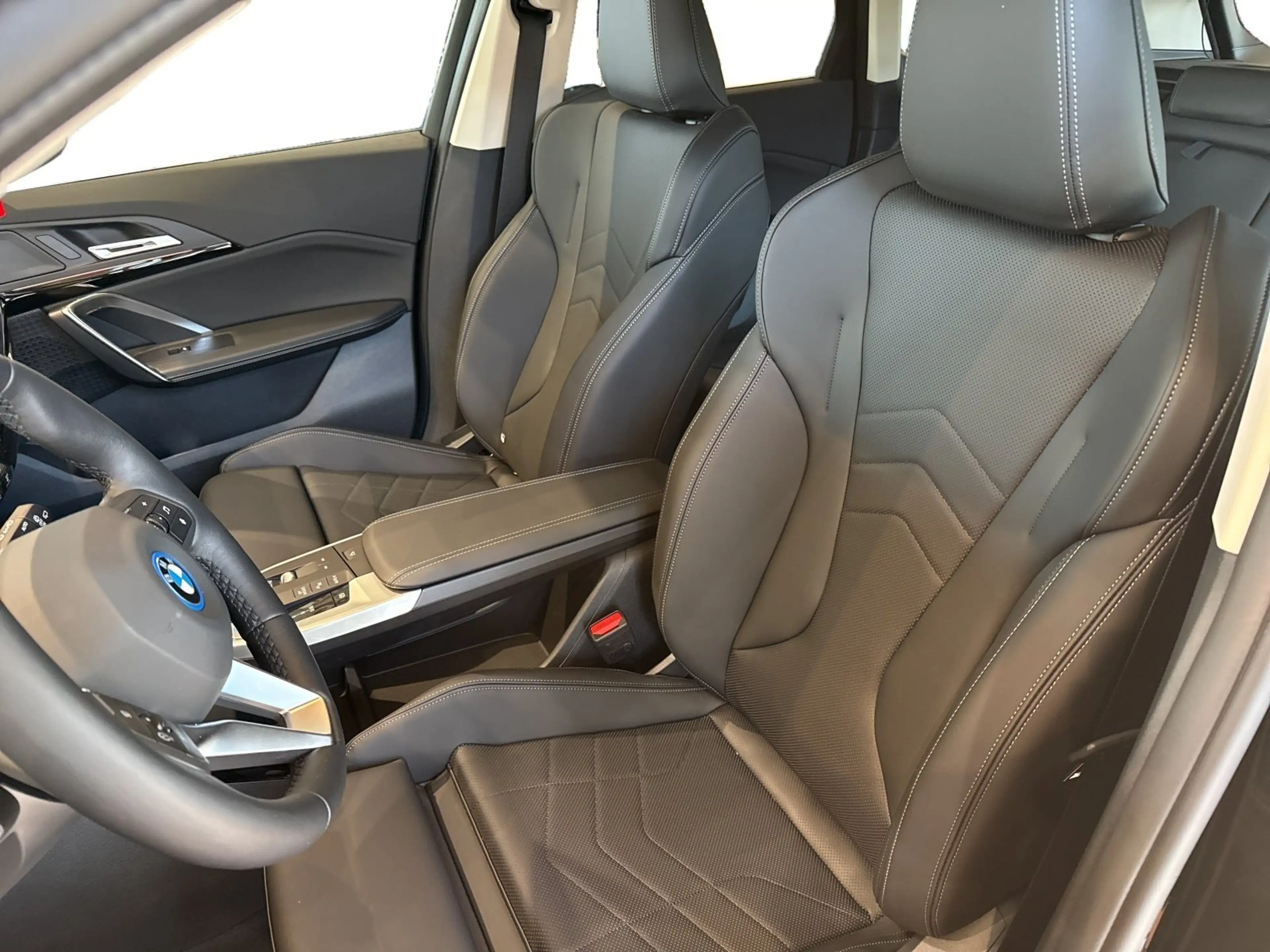BMW iX1 eDrive20 — photo 11