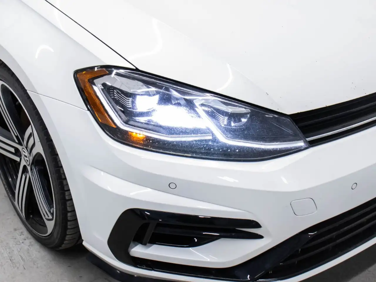 Volkswagen Golf R снимка Volkswagen Golf R