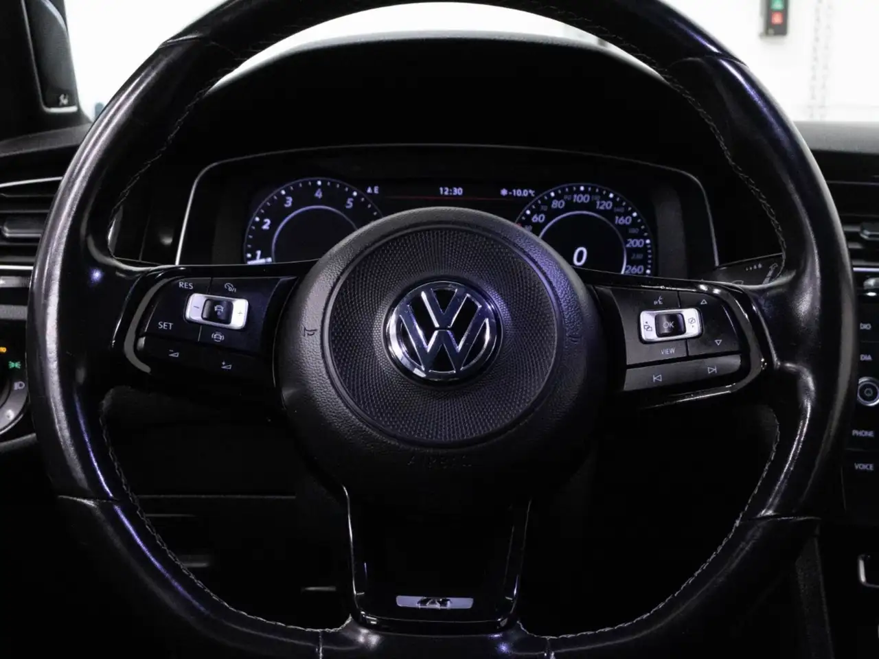 Volkswagen Golf R снимка Volkswagen Golf R