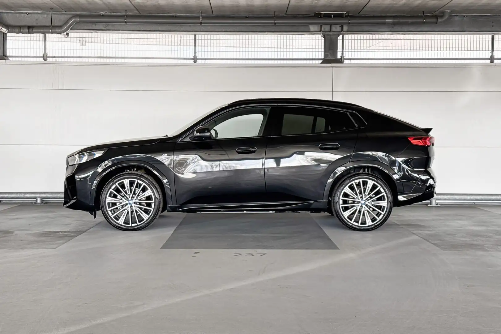 BMW iX2 eDrive20 Noir - 2