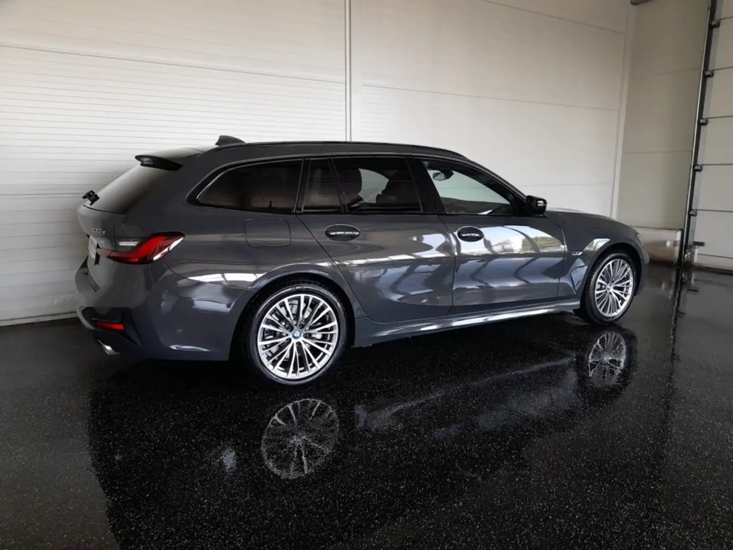 BMW 330 e Touring SPORTLINE "INDIVIDUAL" 4x4 Aut. *LASER LED / 18 ZOLL / NAVI / KAMERA / PARKING- & DRIVINGASS. / 3-ZONEN-KLIMA* Grau - 2