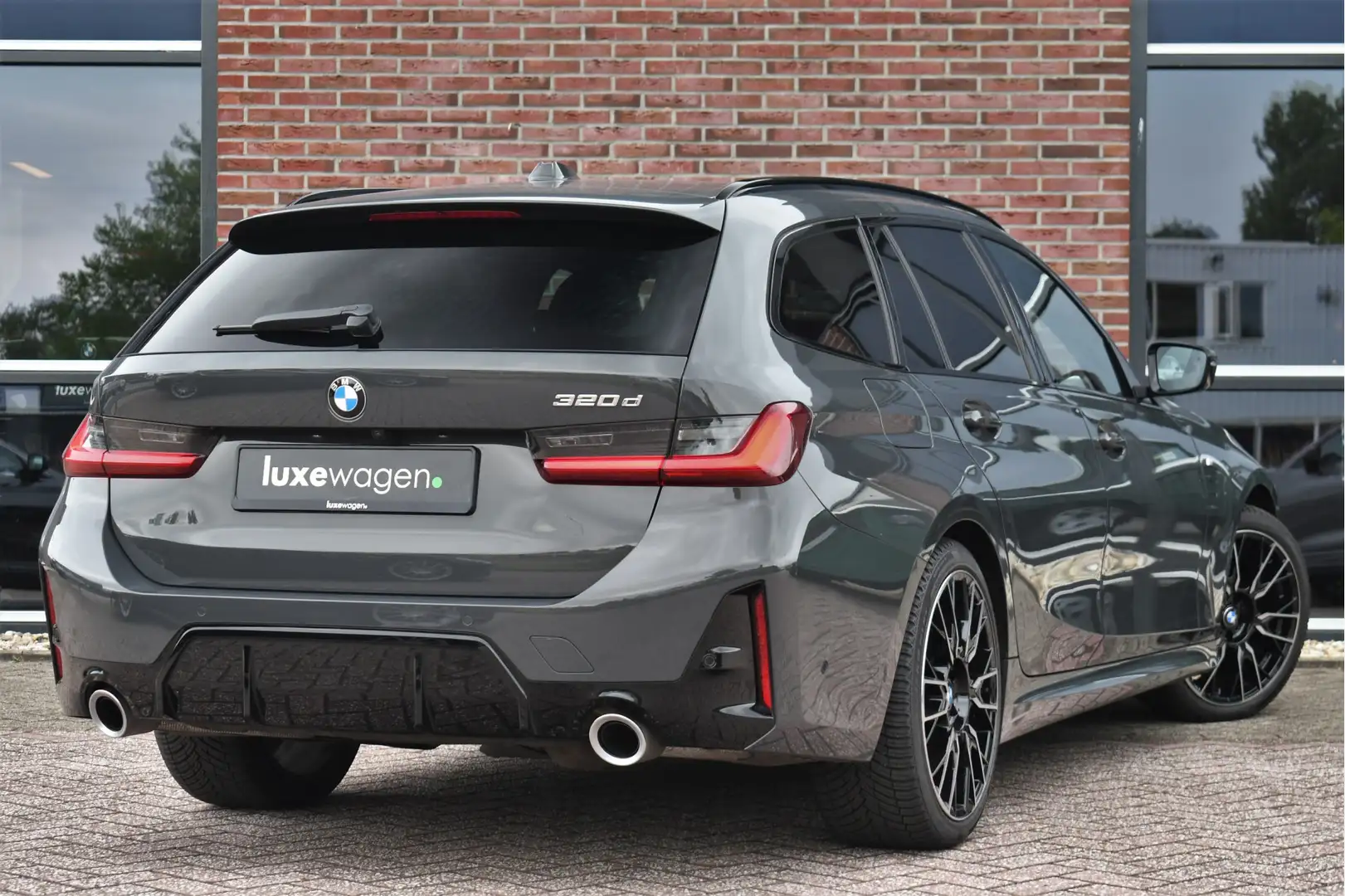 BMW 320 3-serie Touring 320d M-Sport Dravit Pano ACC El-ze Grijs - 2