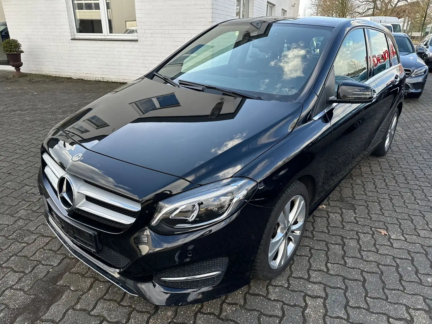Mercedes-Benz B 200 d Autom Urban Navi LED Ambiente  AHK Noir - 1
