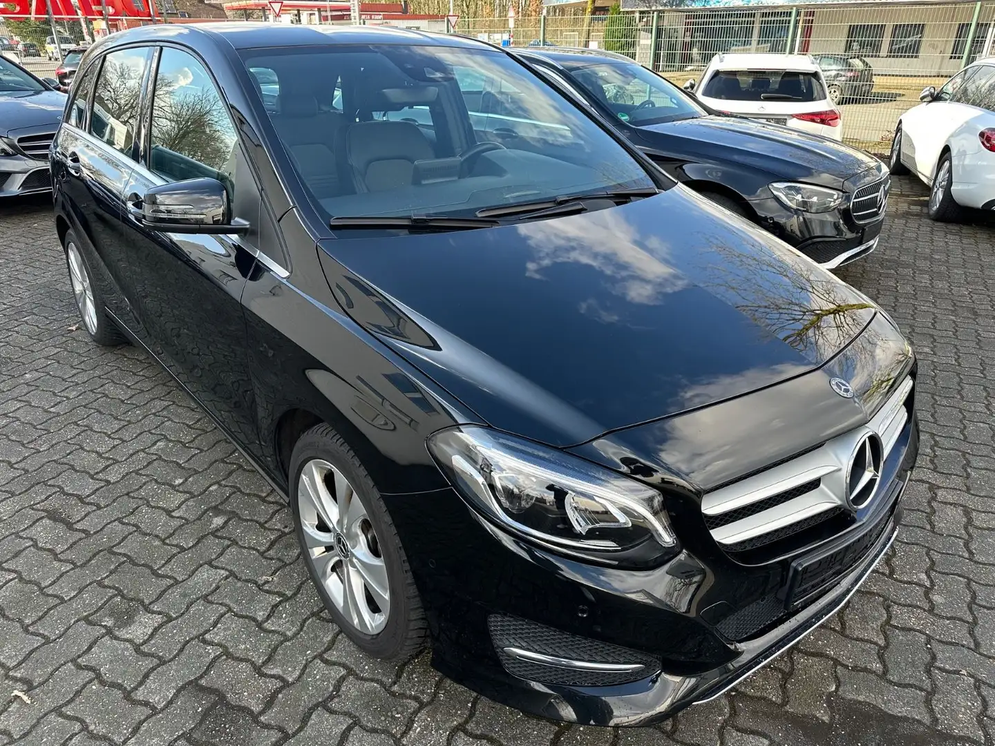 Mercedes-Benz B 200 d Autom Urban Navi LED Ambiente  AHK Noir - 2