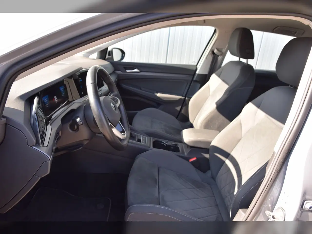 Volkswagen Golf VIII TSI Style AHK - LED - Navi - RearView 9