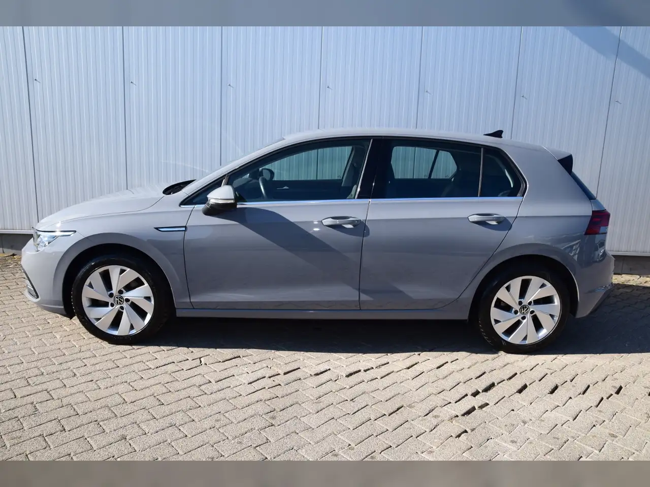 Volkswagen Golf VIII TSI Style AHK - LED - Navi - RearView 3