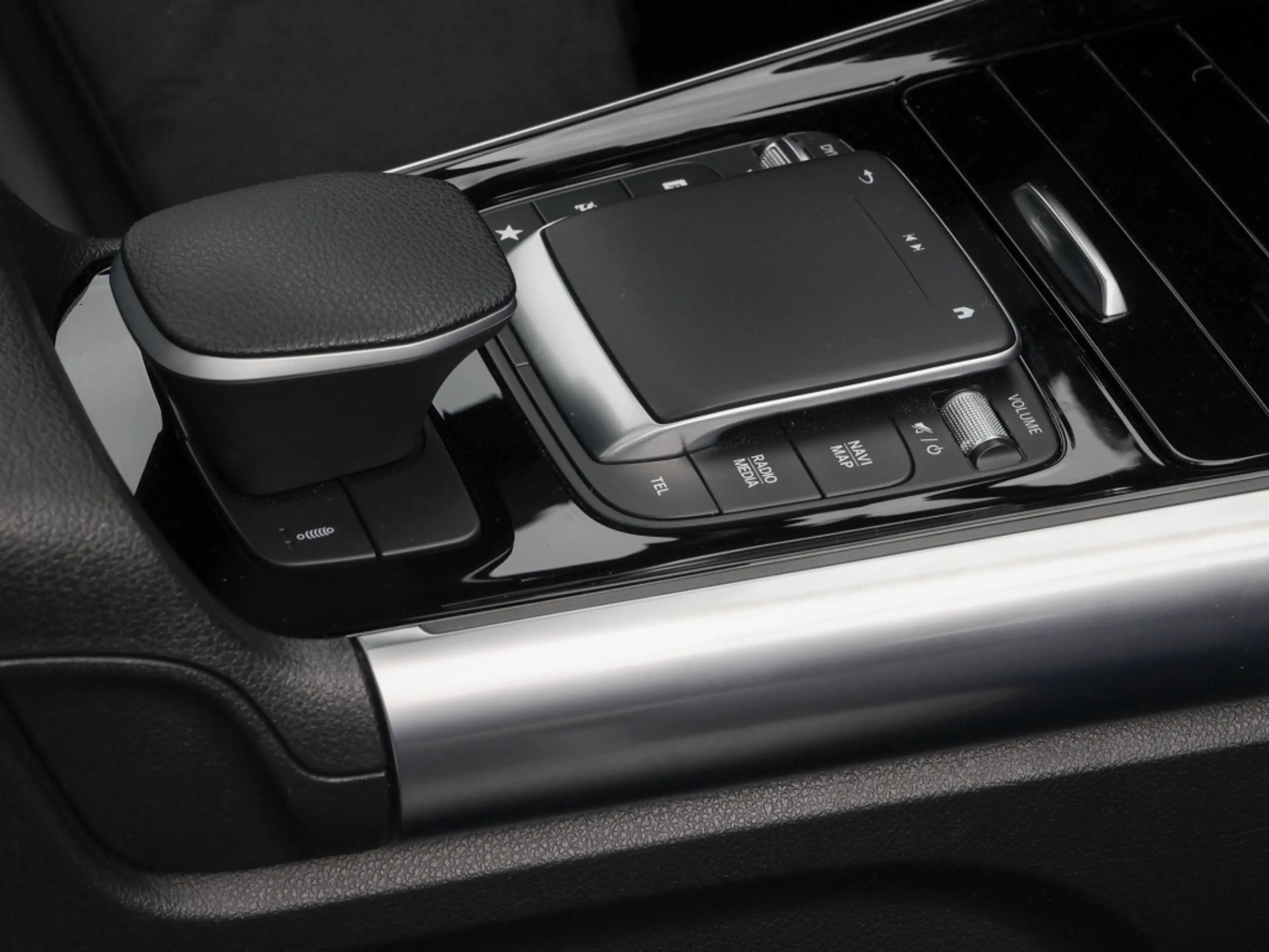 Mercedes-Benz A 35 AMG GL 4M AMG-Sport/Pano/AHK/Ambi/StdHz/20" — photo 8