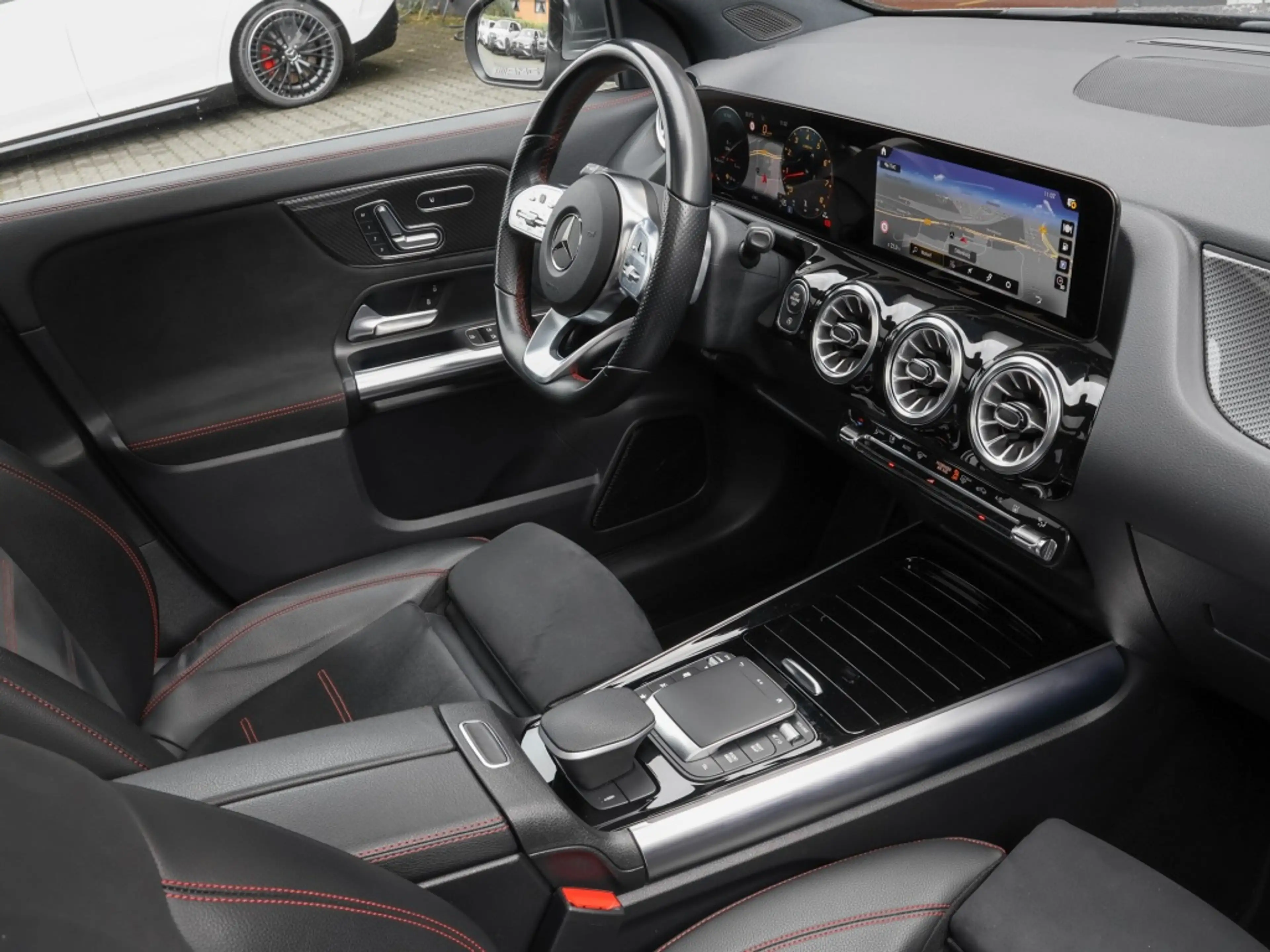 Mercedes-Benz A 35 AMG GL 4M AMG-Sport/Pano/AHK/Ambi/StdHz/20" — photo 4