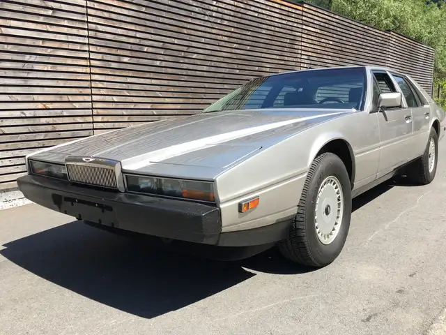 Aston Martin Lagonda Serie 3, teilrestauriert