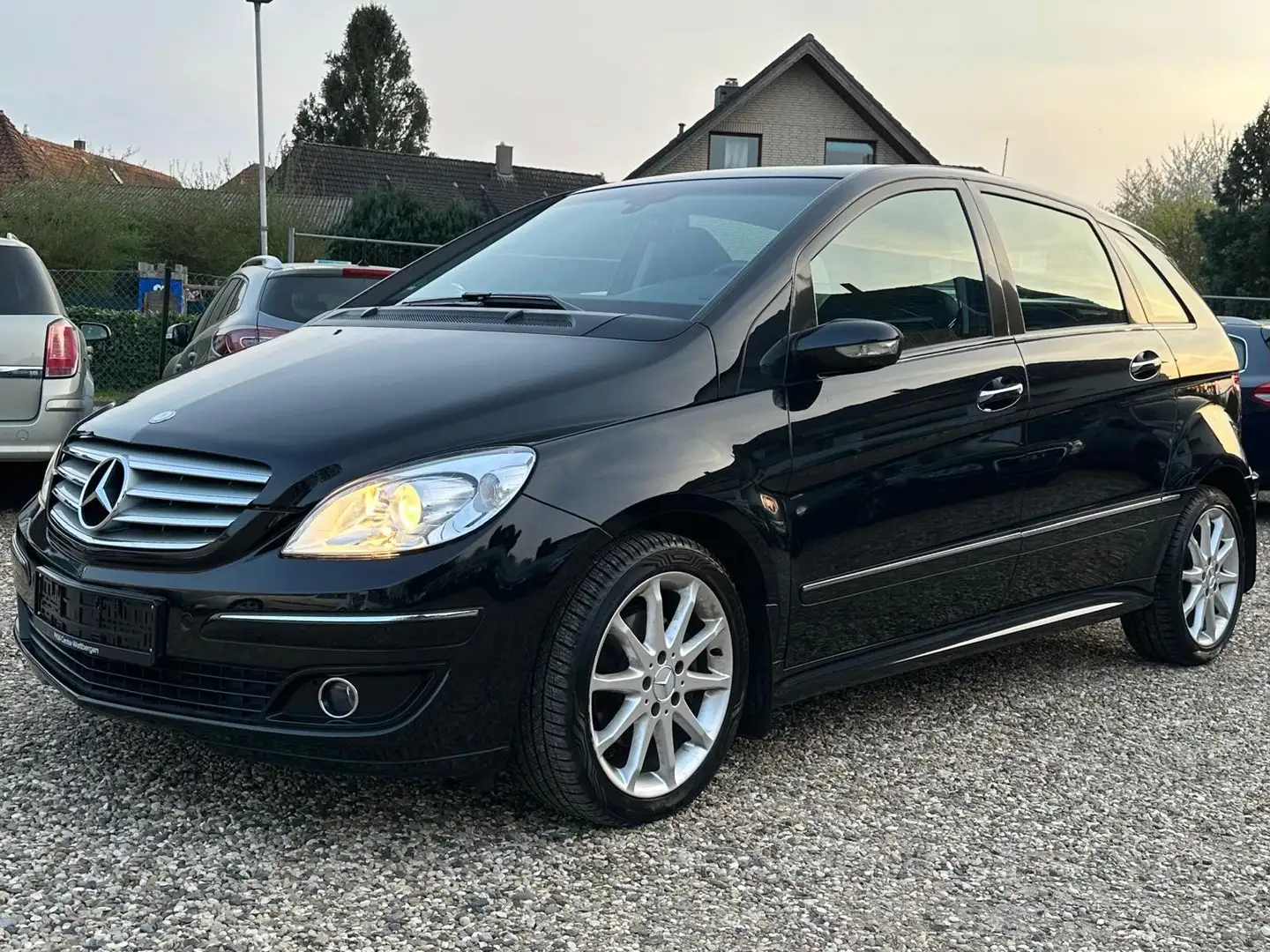 Mercedes-Benz B 200 CDI 1Hand Scheckheft SHZ PDC Leder S.Dach 6-Gang Schwarz - 1
